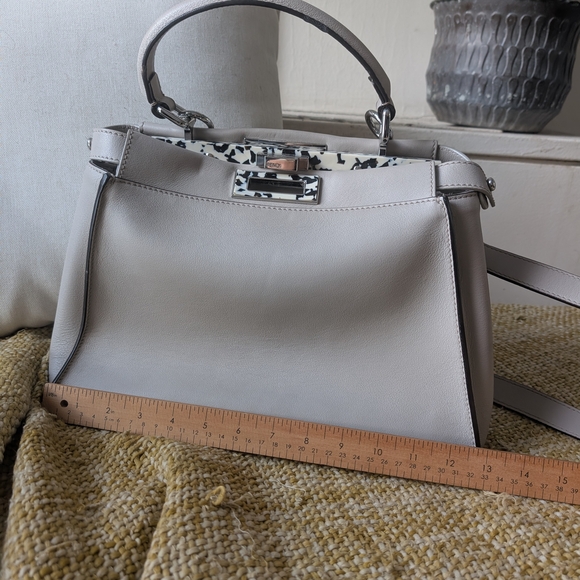 Elegant Beige Peekaboo Style Leather Handbag - Picture 7 of 13